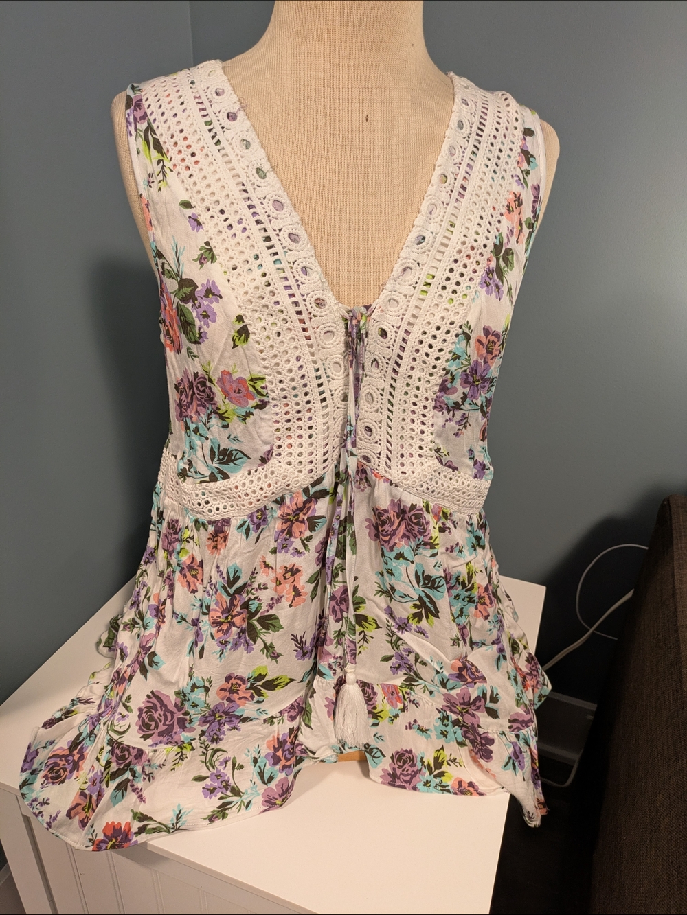 Floral Crochet-Trim Sleeveless Top in White